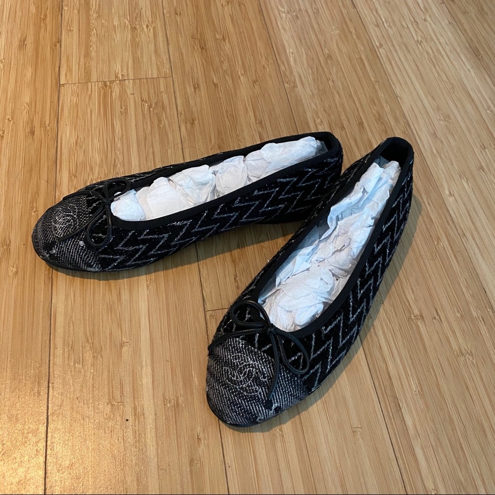 Chanel logo flat
